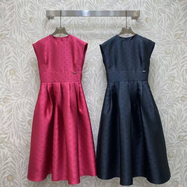 Di2026 Sp 精品连衣裙 这款无袖连衣裙，采用缎面波点面料，收腰+大裙摆设计，玫红显活力、藏青更优雅，适配轻社交场合，质感高级。 颜色:玫红，黑 面料: