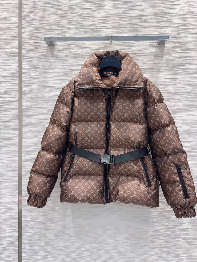 Louis Vuitto* 2025Fw新款羽绒外套 白鹅绒 整体保暖效果拉满，常规款羽绒服 休闲时尚，经典Logo完美点缀 Sml S后中长67 胸围112