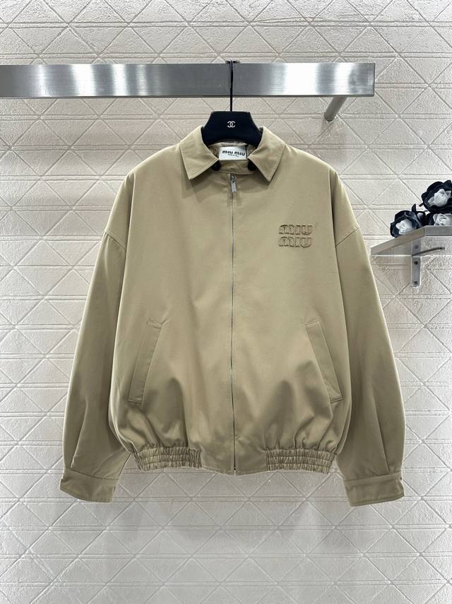 Miumi*2025新品上架 内里泰迪绒拉链夹克外套 定制Yb斜纹全棉材质，质感细腻，垂顺舒适，翻领拉链夹克外套，工装休闲感十足，正面下摆褶皱收窄形成蓬蓬包边效