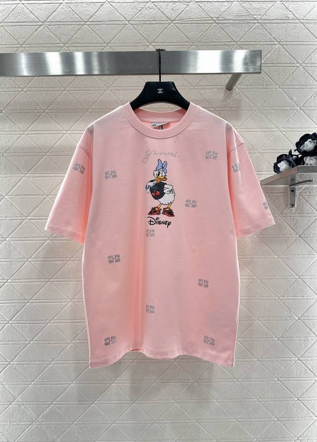 Gann*2025新品上架 圆领烫钻黛丝 定制Yb原生全棉材质，透气舒适，质感十足，宽松短袖T恤裁剪，呈现休闲时尚穿搭效果，胸前利用印花色彩还原工艺，勾勒出迪士