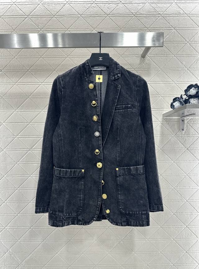 Sch*2025新品上架 不对称翻领牛仔西装外套 定制Yb斜纹棉牛仔材质，多重水洗，呈现出挺括质感，翻领牛仔西装裁剪，单侧翻领单侧前襟点缀立体工艺的印刻圆扣图案