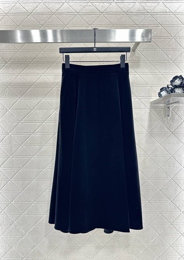 Dio*2025新品上架 高腰丝绒伞状中长半裙 定制Yb进口丝绒材质，质感光泽，品相上乘，常青伞状中长款半裙裁剪，利用立体剪裁和精良面料凸显高端品质，微A外扩配