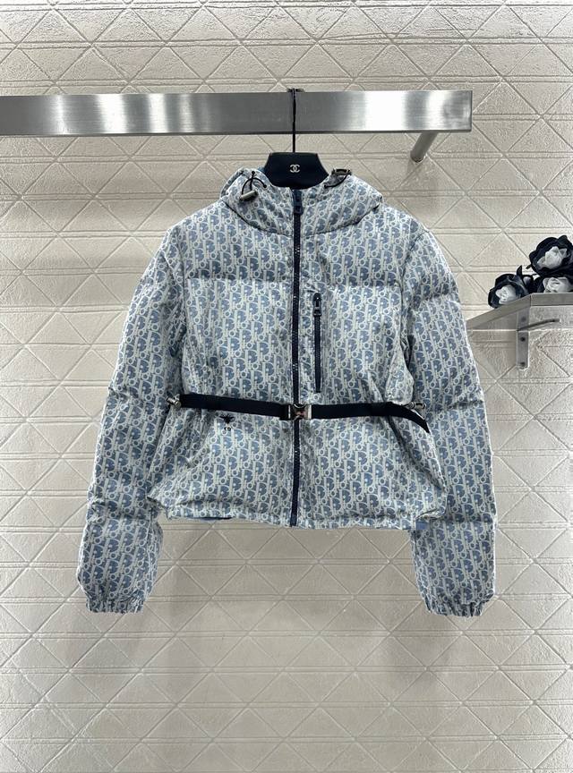 Dio*2025新品上架 连帽提花羽绒腰带外套 定制Yb进口提花材质，羽绒棉填充内里，整件轻盈保暖，连帽抽绳提花时尚羽绒外套，暖和不显臃肿，穿搭性更强。经典方格