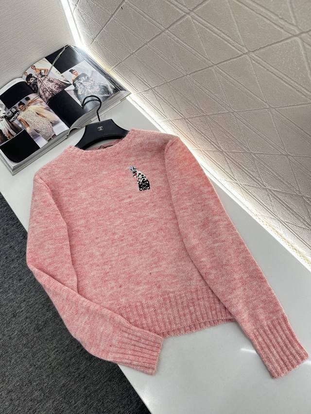 Loew*2025新品上架 刺绣机器猫针织毛衣 Loewlouis Wain联名系列#定制Yb羊毛纱线织造，质感高级，舒适柔软，圆领套头毛衣剪裁，平针细腻肌理，