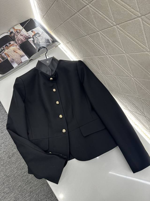 Louis Vuitto*2025新品上架 小立领拼皮西装外套 定制Yb进口精仿羊毛材质，质感光泽，垂感更强，小立领正肩西装版型，领边皮质面料拼接，形成碰撞层次