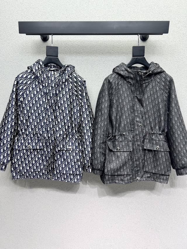 D家老花连帽外套 质感十足 工艺处质感更为高级 时髦完美呈现品牌风格魅力 百搭显气质日常必备单品 上身更具备潮流时髦感 高品质 两色 尺码Sml.