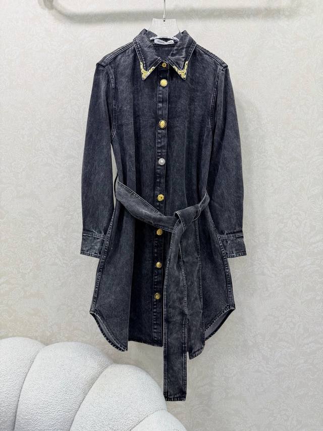 Schiaparelli夏帕瑞丽法国本土品牌 25新款牛仔长袖连衣裙 搭配本布腰带 做旧洗水牛仔丹宁 整件定制极具品牌特色五金 正肩肩颈线条柔美流畅 视觉拉满