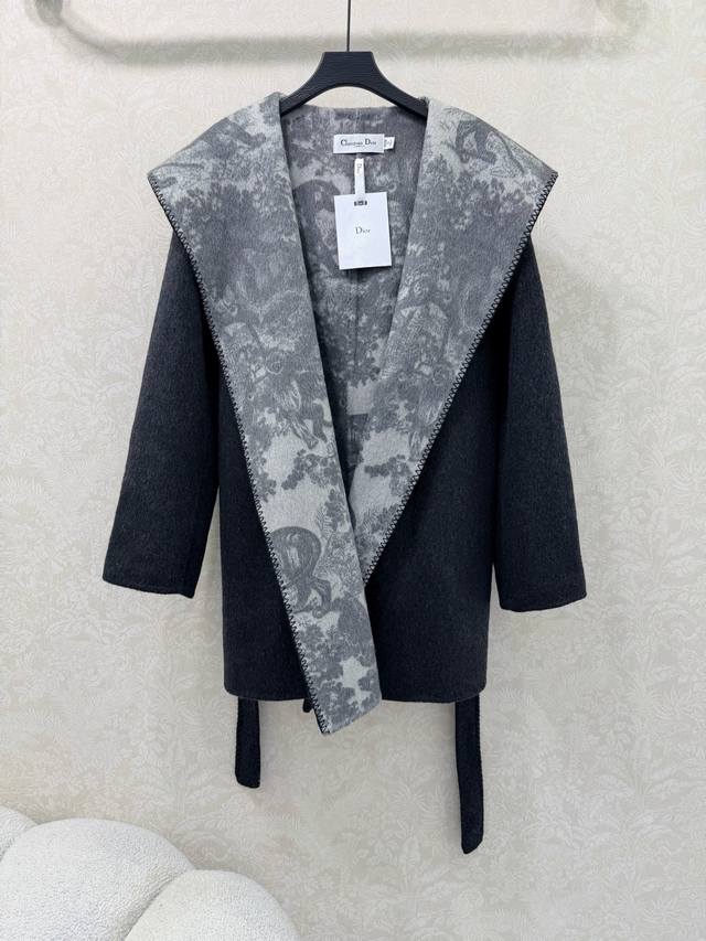 Dio*25新款浴袍高端羊绒大衣 品牌定制面料 双面双色带有Logo图案 整衣门襟拱针工艺 高级感十足 上身实在太有Fell了 无与伦比的奢华体验 高端100%
