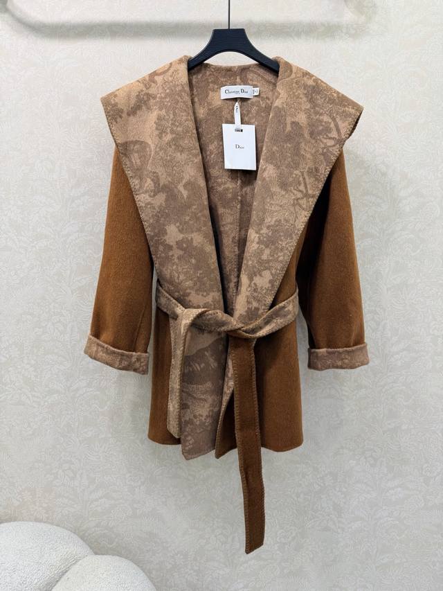 Dio*25新款浴袍高端羊绒大衣 品牌定制面料 双面双色带有Logo图案 整衣门襟拱针工艺 高级感十足 上身实在太有Fell了 无与伦比的奢华体验 高端100%