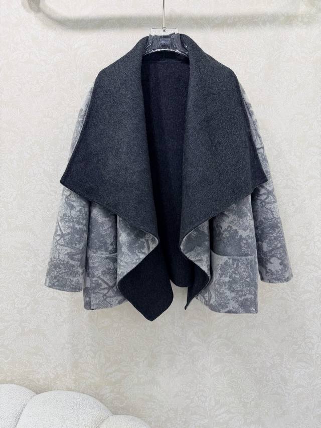 双面 Dio*25新款高端羊绒大衣 一衣多穿 品牌定制面料 双面双色带有Logo图案 高级感十足 上身实在太有Fell了 无与伦比的奢华体验 高端100%高支羊