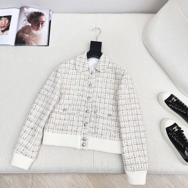 C家 25Ss 秋冬最新款小香风编织粗纺花呢翻领外套 绝美高级编织面料实物超美 立体肌理感精致感满满 上身自带一种高贵气质 定制扣3D立体剪裁版型巨显瘦 实穿度