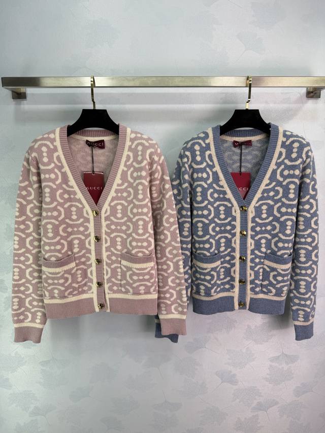 Gu*25秋冬新款Gg图案针织开衫，经典双G交织设计，羊毛混纺材质柔软又保暖，秋冬穿超舒服金属纽扣+两个口袋，细节满分