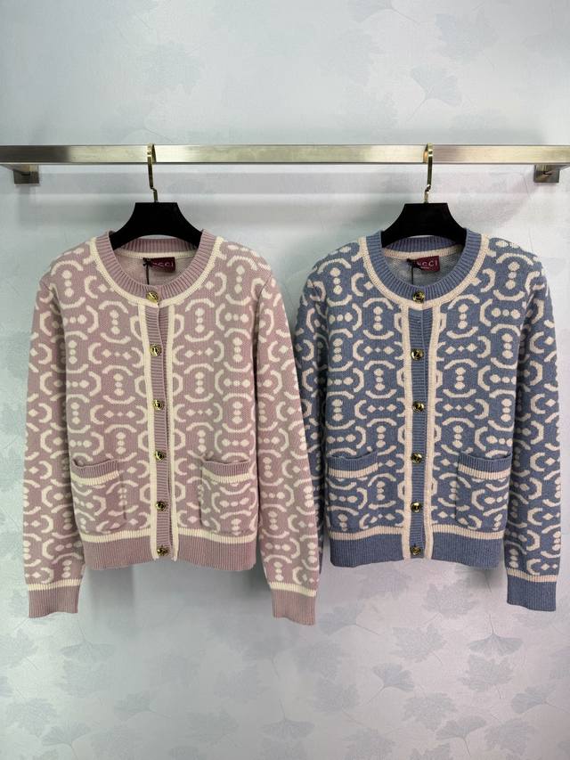 Gu*25秋冬新款Gg图案针织开衫，经典双G交织设计，羊毛混纺材质柔软又保暖，秋冬穿超舒服金属纽扣+两个口袋，细节满分