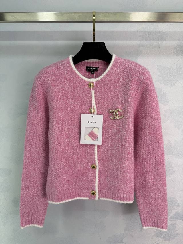 Ch*25秋冬新款粗花呢开衫，经典编织工艺，质地柔软又保暖。金色纽扣+双C Logo刺绣，细节超精致，圆领设计简约大方，袖口和下摆白色滚边，层次感满满。轻松穿出