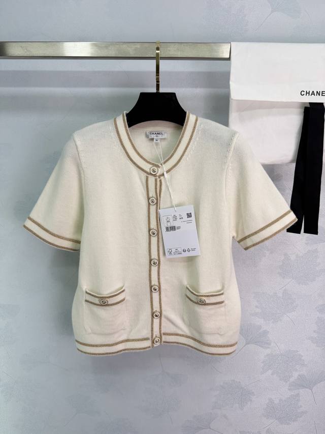 Ch*26C早春系列米白色针织开衫，柔软羊绒 穿着舒适又保暖。金色边缘+双Clogo纽扣，法式优雅满分计。短款设计修饰身形，圆领简约大方，袖口和下摆细节精致，随