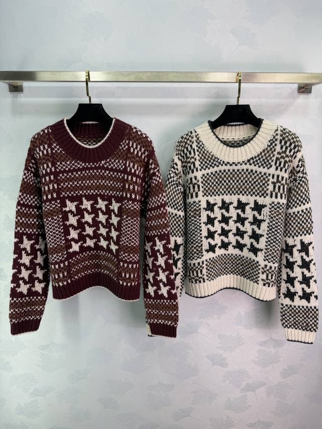 Bc*25秋冬新款毛衣 采用高品质羊绒与羊驼毛混纺，触感柔软亲肤，保暖性超赞。经典威尔士格纹+手工钩编，细节精致，纹理细腻，优雅氛围满满。设计提升气质，宽松版型