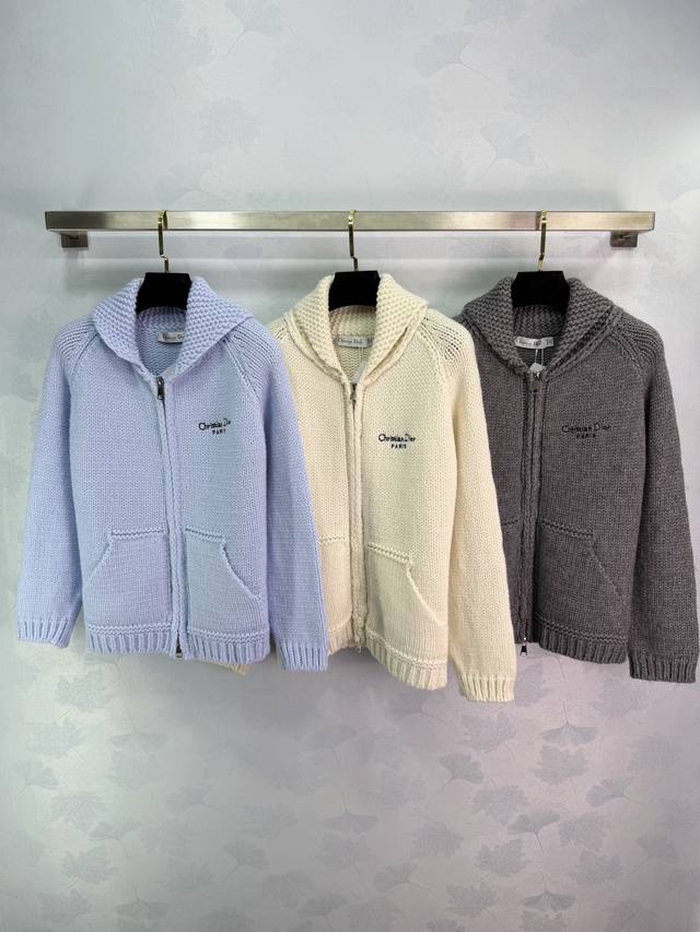 Dio*25秋冬新款翻领针织开衫 柔软针织材质，保暖又舒适。美式复古风，胸前刺绣字母超有细节感，拉链设计方便穿脱，翻领休闲感满分。宽松版型，包容多种身材，袖口和