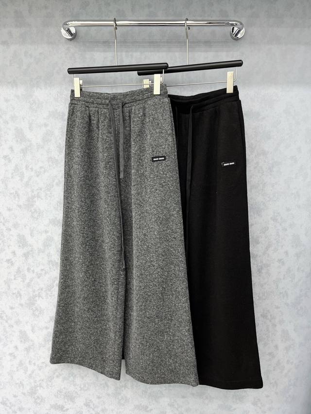 爆款现货 原单品质 Miu Mi*｜2025新品加厚羊毛休闲裤 高品质羊毛 ，软软糯糯的质感，松紧抽绳腰头 ，包容性更好，质感垂顺舒适 ，低调百搭 ，微微阔腿版