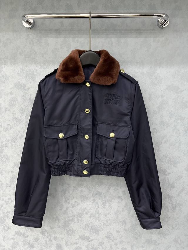 爆款现货 原单品质 Miu Mi *｜25秋冬新品撞色毛领翻领棉服外套 定制金色纽扣，进口材质高级感Yyds！ 可甜可盐气质少女风！ 定位字母贴布绣，面料质感柔