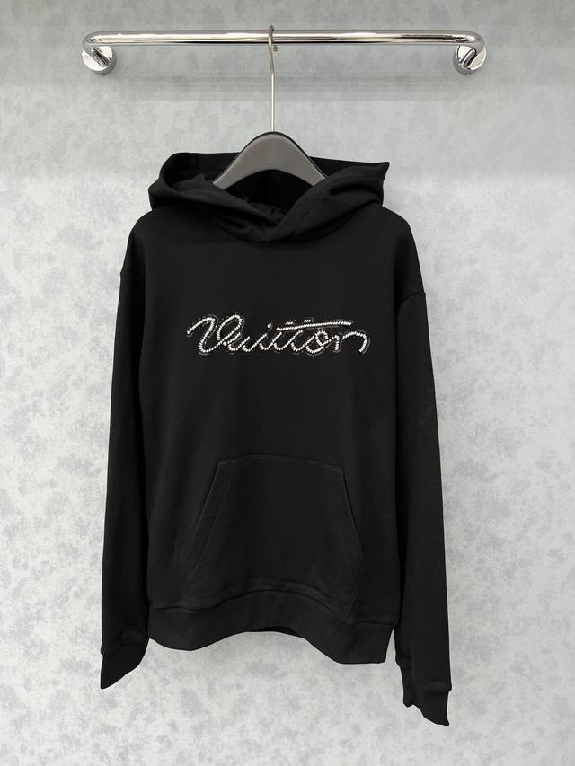 爆款现货 原版定制 Lv*｜25经典带帽订珠带帽卫衣 干净利落的裁剪，落肩宽松慵懒版型 面料挺阔有型，袖口弹力螺纹设计 多种穿搭 宽松舒适无束缚感，满满的随性酷