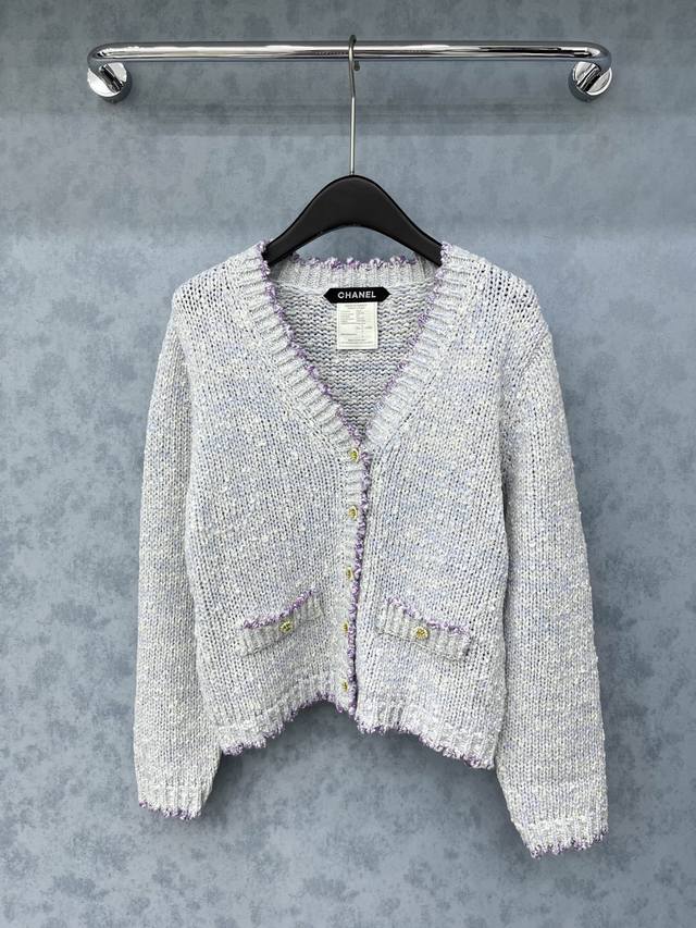 爆款现货 原单品质 Chan*｜25中古系列撞色钩花花边重工V领混色羊毛毛衣 独家订制纱线 ，花朵纽扣，设计高级又时髦！1:1订制重工面辅料，增添时尚格调，纯欲