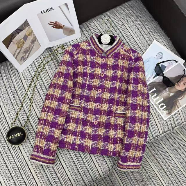 强烈推荐 25年早秋冬系列 Cha*新款编织立领洋装外套 进口粗纺羊毛呢材质。百分百真丝内衬。粗花条纹毛呢面料打造名媛风典范，小立领正肩外套，袖口和口袋边缘呼应