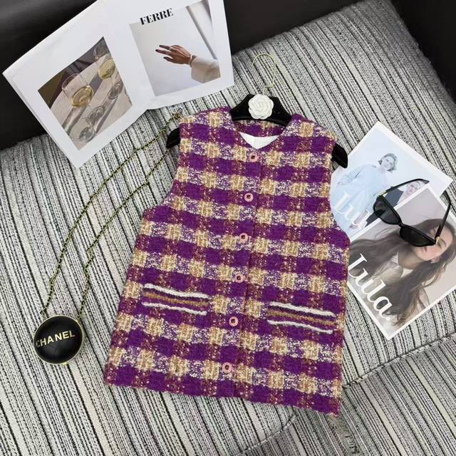 强烈推荐 25年早秋冬系列 Cha*新款编织立领洋装马甲外套。进口粗纺羊毛呢材质。百分百真丝内衬。粗花条纹毛呢面料打造名媛风典范，小立领正肩外套，袖口和口袋边缘