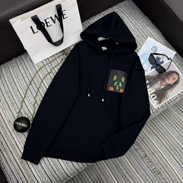 强烈推荐 Loew* × Louis Wain 喵星人限定连帽卫衣丨独家Yb开发！高版出品！经典黑色毛圈布+宽松连帽版型，慵懒又藏肉；胸前的皮质贴布喵星人超吸睛