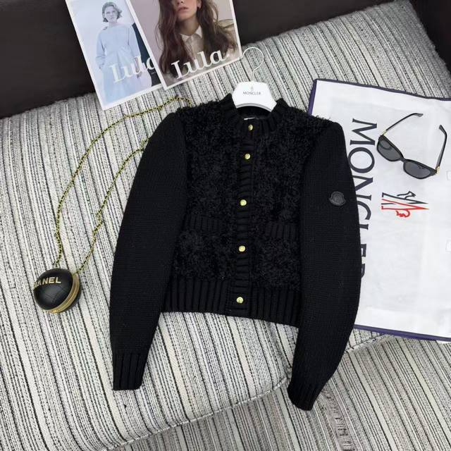 强烈推荐 25年早秋冬系Mon*新款小香风泰迪毛毛拼接羽绒服羊毛+泰迪毛毛复古又时髦毛短款开衫设计金属纽扣点缀细节满分背部90白鹅绒填充保暖力在线秋冬穿超合适器