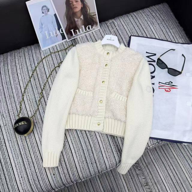 强烈推荐 25年早秋冬系Mon*新款小香风泰迪毛毛拼接羽绒服羊毛+泰迪毛毛复古又时髦毛短款开衫设计金属纽扣点缀细节满分背部90白鹅绒填充保暖力在线秋冬穿超合适器