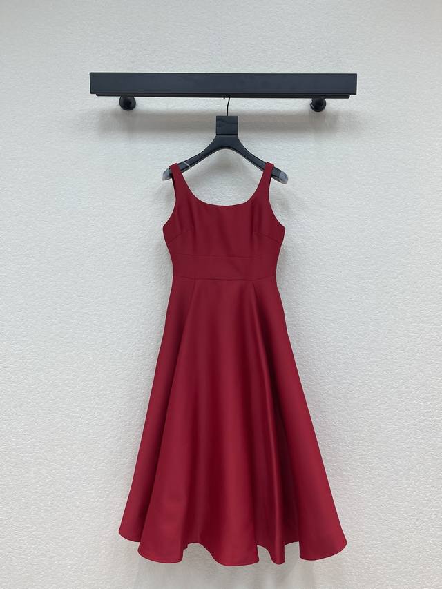 Dio*秋冬新品赫本风后背蝴蝶结无袖小礼裙 高腰设计更加显瘦 重要场合拿的出手的一条连衣裙 上身很有气质感 定制面料质感超赞 整个裙摆用料很大 立体感十足 后背