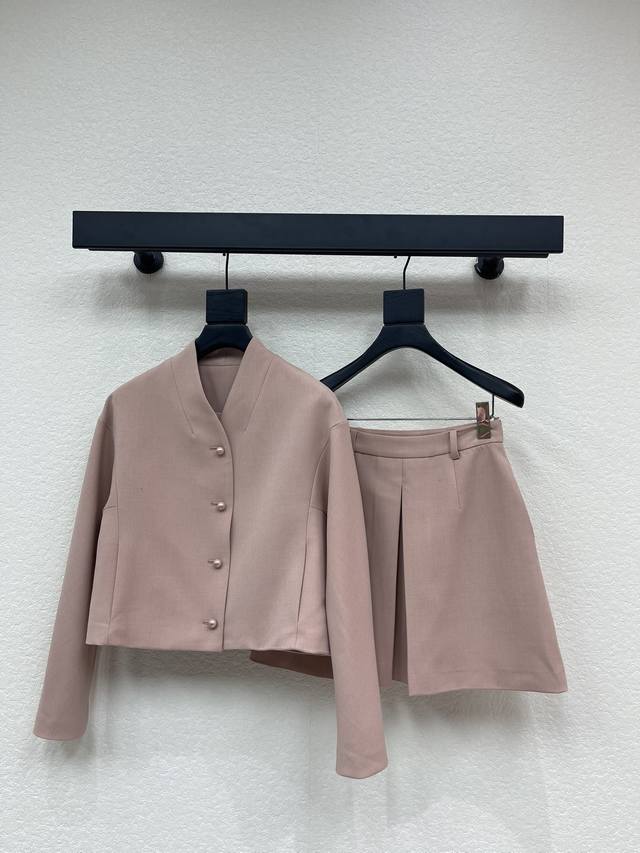 Dio*25秋冬新品气质名媛风V领珍珠扣外套搭配短款半裙套装 一套上身太好看了 减龄气质立体剪裁H版型完全不挑人 经典A字裙型上身显瘦又高挑 法式优雅气质白富美