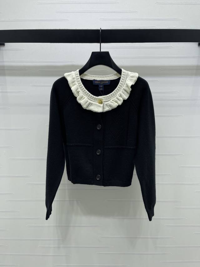 上新原单高端品质Louis Vui*Ton 2025秋冬最新系列！镂空花边领开衫！定制羊毛纱线织造，质感高级，舒适柔软，圆领正肩长袖针织开衫版型，镂空纹理勾勒字