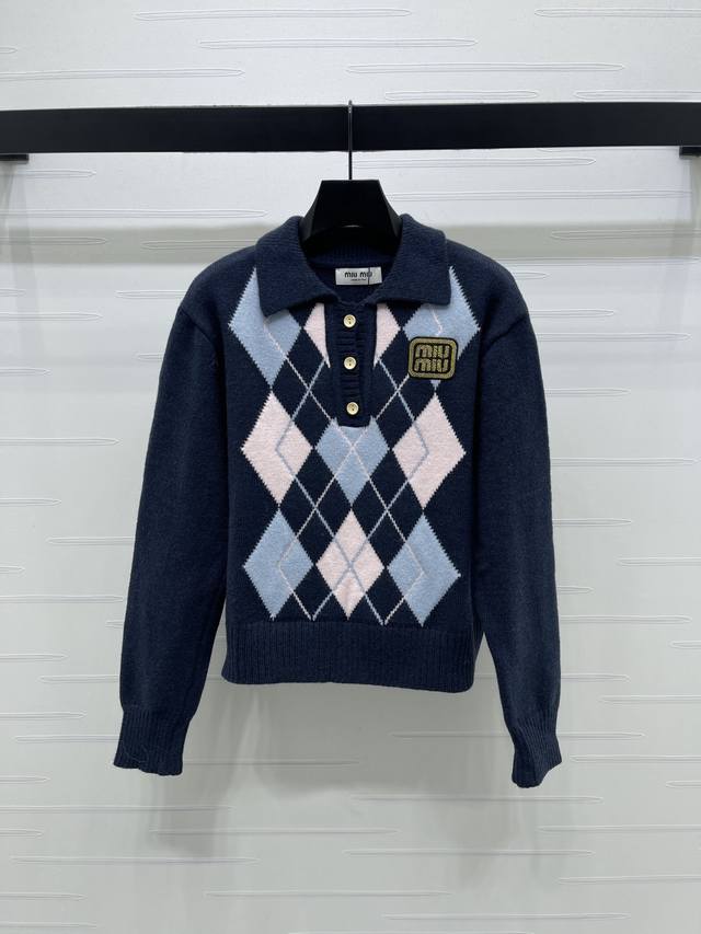 上新原单高端品Miumi* 2025秋冬最新系列！翻领菱格针织长袖！定制羊毛纱线织造 质感细腻 柔软舒适 针织长袖上衣剪裁 领口纽扣半开襟设计 袖口螺旋纹包边
