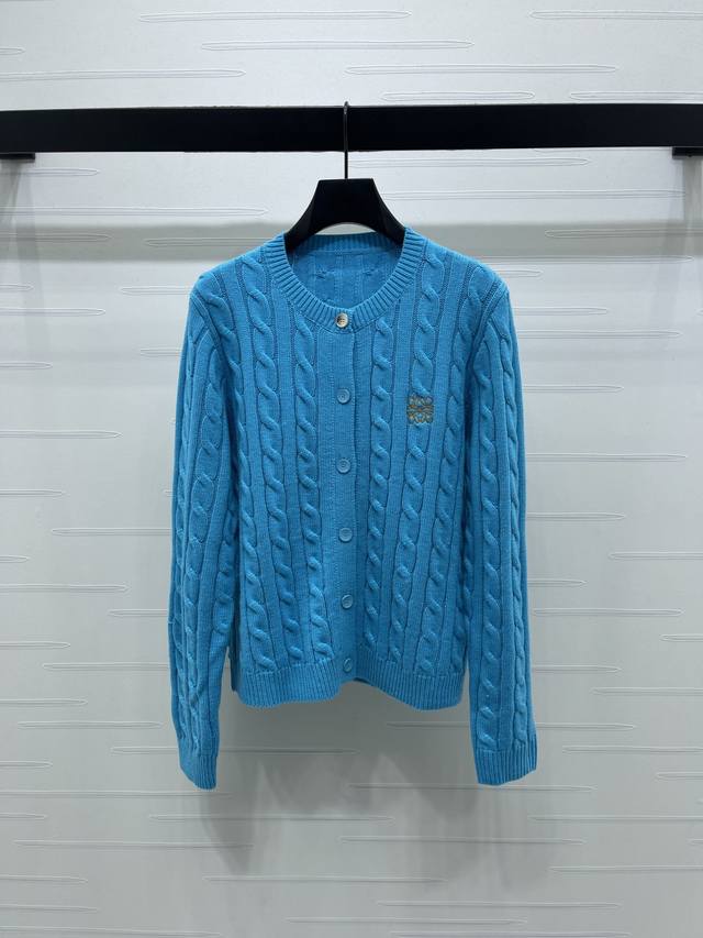 上新原单高端品质Loew*2025秋冬最新系列！圆领针织长袖开衫！定制羊毛纱线织造 质感舒适 穿搭洋气 长袖开衫剪裁 通体竖状分布麻花肌理纹路 常规版型简约流畅