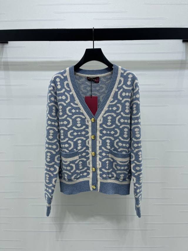 上新原单高端品质Gucc* 2025秋冬新款系列！V领提花针织开衫！定制羊毛纱线织造，质感上乘，穿搭舒适，V领针织开衫版型，成衣以螺纹包边收窄，设计保持统一调性