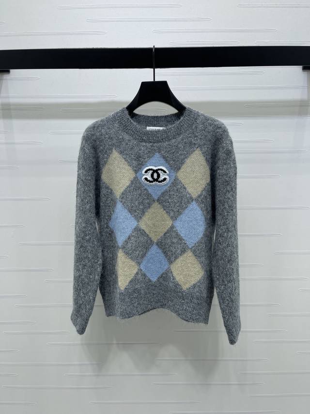 上新原单高端品质 Chane* 2025秋冬最新系列！撞色菱格套头长袖毛衣！定制羊毛马海毛混纺纱线材质织造 细腻柔软舒适 质感高级 前襟撞色菱格胸前品牌双C刺绣