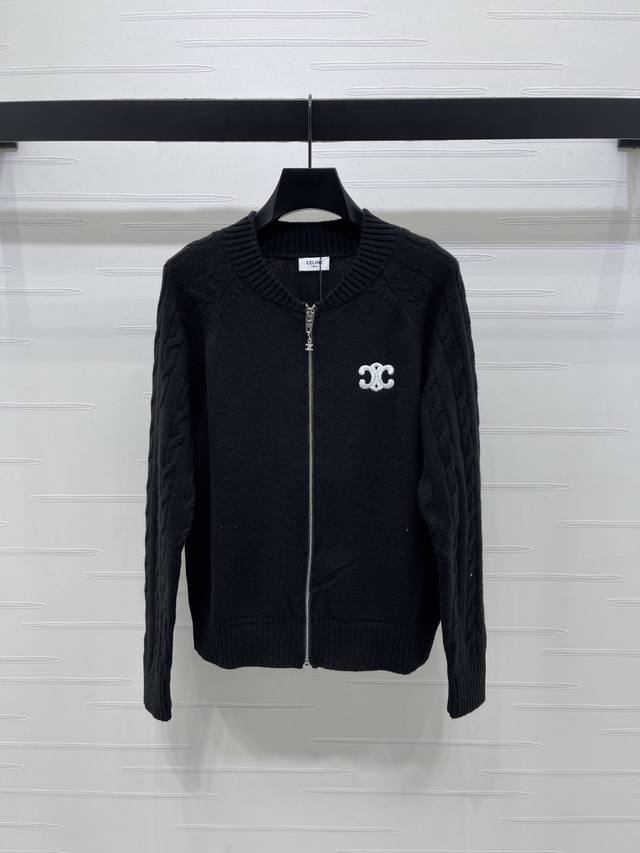 上新原单高端品质 Celin*2025秋冬最新系列！圆领拉链针织开衫！定制羊毛纱线织造 舒适有型 质感十足 圆领拉链开衫剪裁 衣袖麻花编织排针密实 防风御寒效果