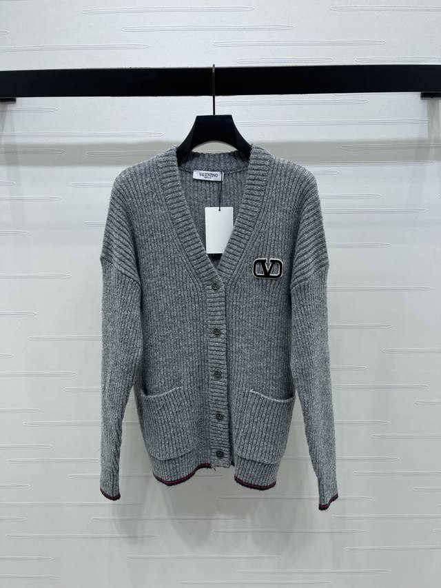 上新原单高端品质 Valentin*2025秋冬最新系列！V领针织长袖开衫！定制羊毛纱线织造 细腻柔软 舒适透气 V领针织开衫 通体平针钩织视觉显瘦 配合胸前字