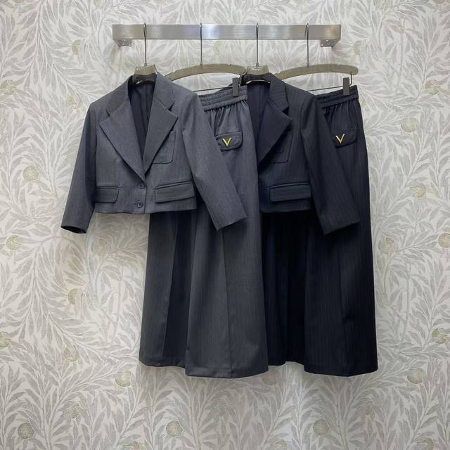 Va2026 Sp 精品西装套装 这款重磅条纹西装套装，灰 黑双色可选，面料挺括垂顺，短款西装+高腰长裤显比例，口袋金“V”标添精致，适配通勤、轻商务等多场合。