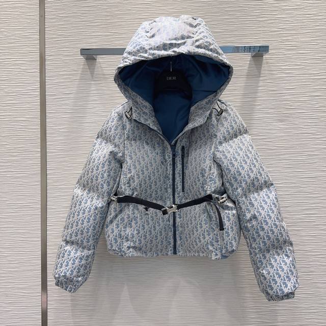 Christian Dio* 2025Fw新款羽绒棉外套 整体保暖效果拉满，休闲时尚，经典Logo完美点缀 Sml Xl S后中长52 胸围106 袖长62 袖