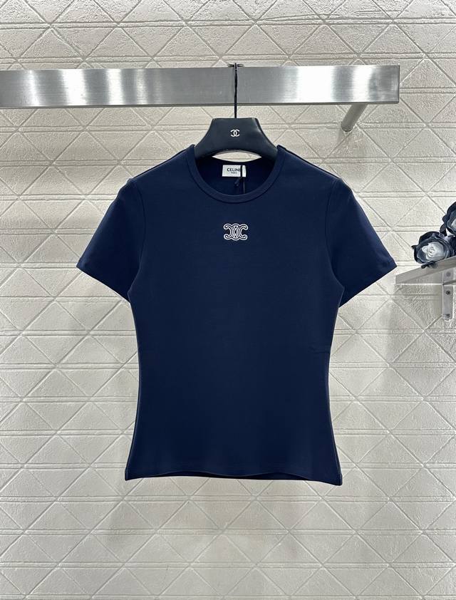 Celin*2025新品上架 圆领刺绣 定制Yb原生全棉材质，德国进口机器打造，超密度处理，质感有型，弹力舒适，完美还原Yb品质，拿到手感受极致享受，修身短袖剪