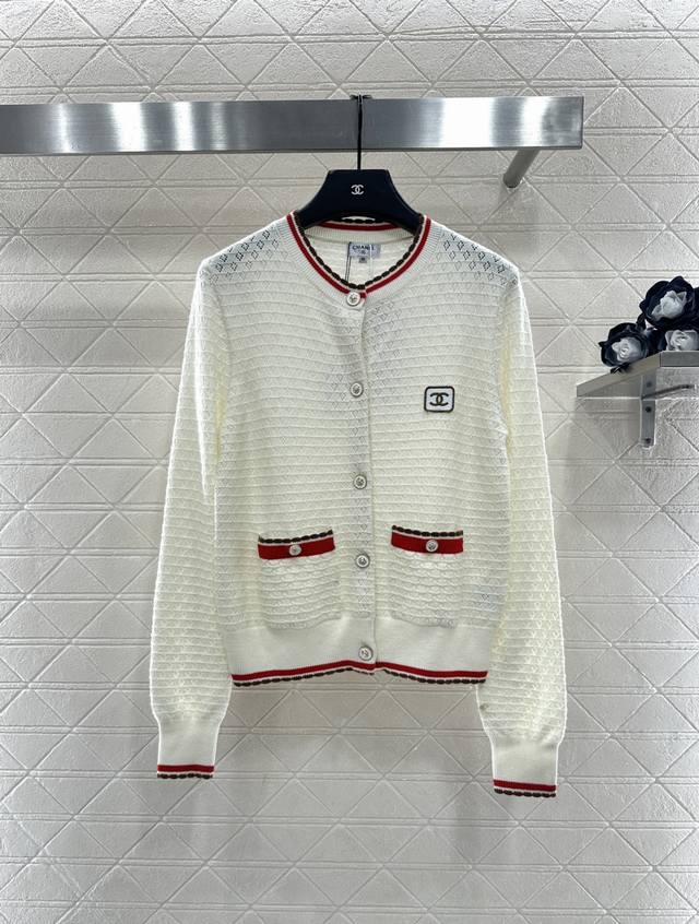 Chane*2025新品上架 撞色圆领针织开衫 定制Yb羊绒纱线织造，密度细针织造，软糯质地，舒适亲肤，圆领开衫剪裁，大身镂空钩织纹理，前襟金色圆扣山茶花装点，