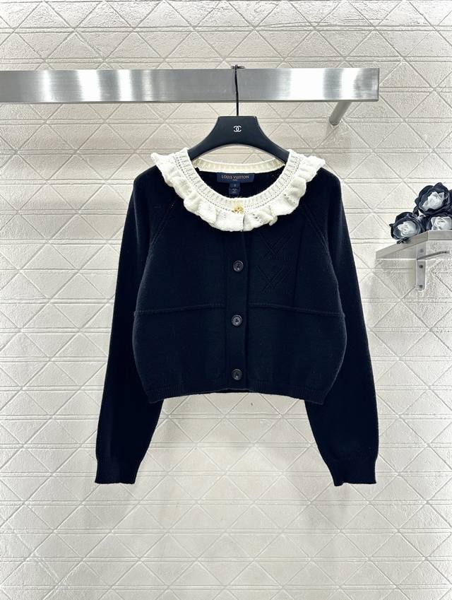 Louis Vuitto*2025新品上架 花边翻领针织开衫 定制Yb羊毛纱线织造，细腻柔软，弹力十足 ，精致镂空木耳花边开衫版型，通体以细腻竖坑条纹理钩织，黑