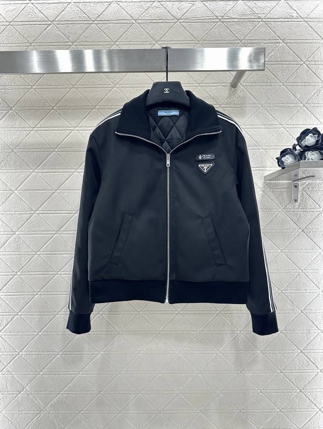 prad*2025新品上架 棉服外套半裙套装 定制Yb进口环保再生尼龙材质，质感光泽，挺括有型，翻领夹克外套中长半裙套装，外套胸前单侧三角徽标点亮细节，两袖条纹
