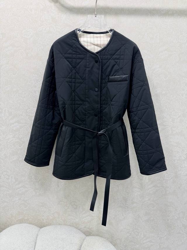 Loropiann* Lp30新款高奢极简风穿搭拼羊皮棉服外套。延续品牌一惯的低调气质 整体纯色内衬格纹 搭配腰带上身又A又飒 轻盈保暖面料 细腻厚实手感 经典