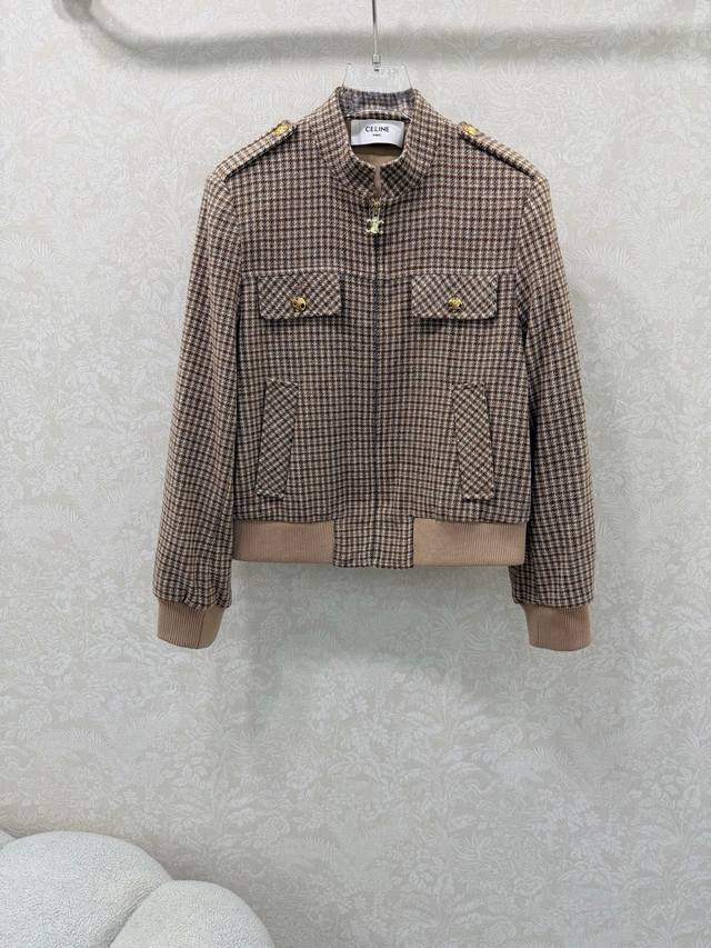 Celin*25新款羊毛千鸟格夹克外套。定制五金 凯旋门五金拉链设计。立玲前口袋设计减龄少女风穿搭，下摆螺纹版型演绎秋冬叠搭造型保暖神器！美拉德英伦风百搭又帅气