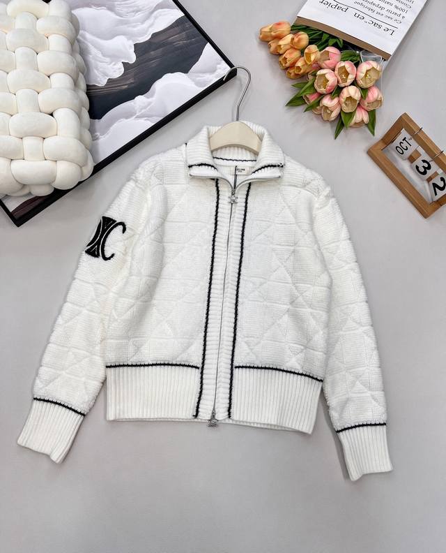 Celine 2025经典毛衣开衫极简风格Yyds！经典黑白配 这款就是给时髦精准备的吧怎么百搭怎么来～整体设计版型宽松有型 上身慵懒随意又不失时尚感！整件采用