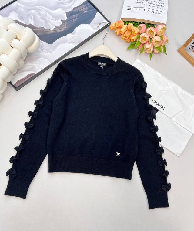 Chanel2025新款袖子蝴蝶结针织上衣，定制Yb羊绒纱线织造 质感光泽 柔软亲肤 长袖针织上衣版型 肌理松弛不失时尚感 领边延伸至前襟撞色包边 通体弹力螺纹