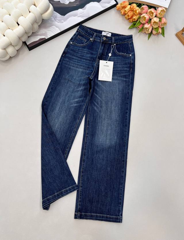 Chanel小香25Ss秋冬新款后袋刺绣双C字母弹力直筒裤，采用棉弹牛仔面料，手感柔软 耐磨抗皱 ，薄厚度合适，一年四季都可以穿，直筒高腰版型，后袋刺绣字母设计